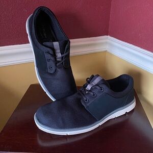 Men's Black Shoes Size 10.5 Wide